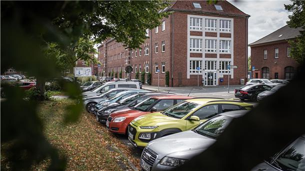 Blick auf den Parkplatz mit Autos.