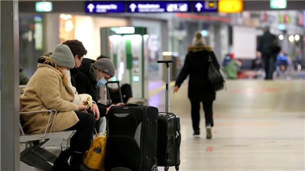 Was für ein Abenteuer! Chaos-Reise mit der Deutschen Bahn im „Zeynep“-Orkan Bahnreisende warten am Hauptbahnhof auf einen Zug.
