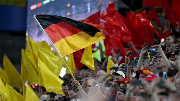 Influencer in EM-Stadien: Fans oder Werbemaschinen? Viele Fans sorgen im Stadion für Stimmung. Sie wollen dabei keine Influencer unter sich.