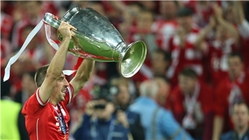 Viele Fußballfans werden sich noch genau erinnern. Am 25. Mai 2013 sicherte sich der FC Bayern München den Sieg in der Champions League. Das Besondere an diesem Triumph: Es gab ein rein deutsches Finale. Im Londoner Wembleystadion trafen die Bayern auf Borussia Dortmund. Die Münchener gewannen mit 2:1. Das Siegtor gelang Arjen Robben in der 89. Minute. Auf unserem Foto reißt Franck Ribéry den Pokal in die Höhe.