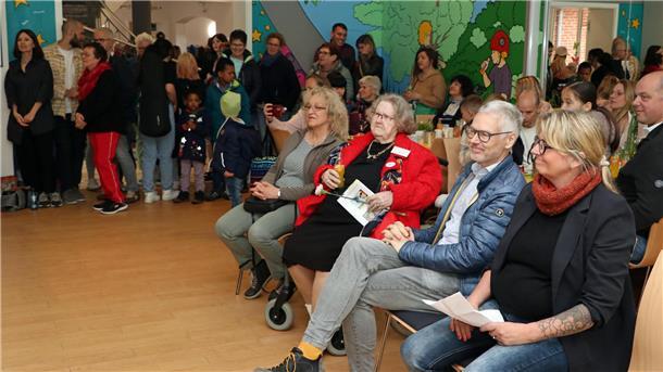 Das Foto zeigt Besucher beim Frühlingsfest. 