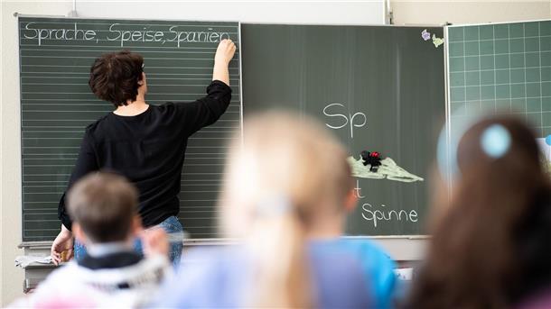 Viele Grundschullehrer fühlen sich einer Erhebung zufolge überlastet.
