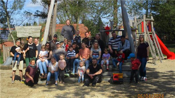 Alljährlichen Arbeitseinsatz auf dem Sandbosteler Kindergartengelände „Viele Hände, schnelles Ende“: Das war das Motto beim Arbeitstag im Kindergarten Sandbostel.