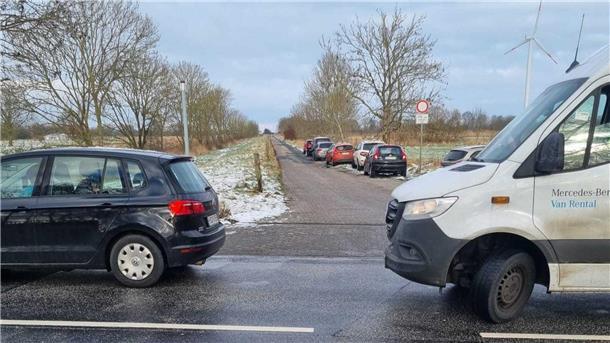 Bauernproteste: Heute Morgen wird der Hafen in Bremerhaven blockiert Viele Hafenarbeiter haben ihre Autos außerhalb des Hafens abgestellt.