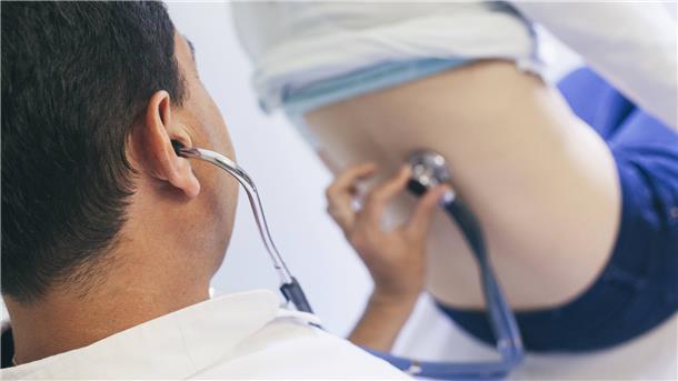 Viele Hausärzte sind bereits 60 und gehen damit in absehbarer Zeit in den Ruhestand. Trotz aller Warnungen vor einem drohenden Notstand sind weder die Kassenärztliche Vereinigung noch das Gesundheitsressort beunruhigt. Sie gehen davon aus, dass die dann freien Arztsitze wieder nachbesetzt werden können.