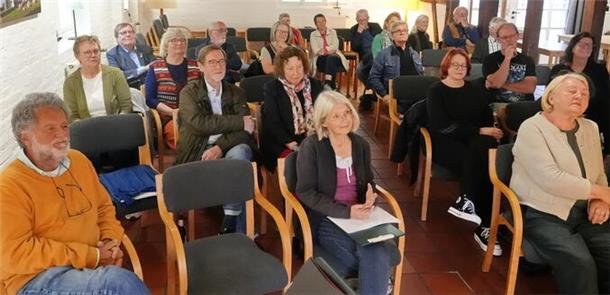 Viele Interessierte kamen zur Buchvorstellung in die Amtsscheune in Bad Bederkesa. 