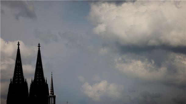 Gericht: Erzbistum soll Missbrauchsopfer 300.000 Euro zahlen Viele Jahre lang ist ein Messdiener von einem Priester sexuell missbraucht worden. Jetzt muss das Erzbistum Köln ein hohes Schmerzensgeld zahlen.