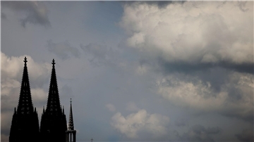 Viele Jahre lang ist ein Messdiener von einem Priester sexuell missbraucht worden. Jetzt muss das Erzbistum Köln ein hohes Schmerzensgeld zahlen.