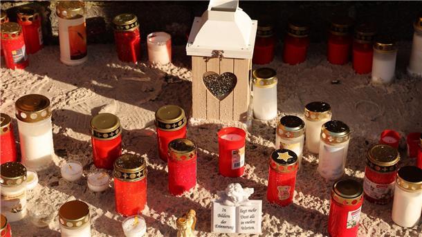 Fabian starb am Tag seines Verschwindens Viele Kerzen erinnern an den achtjährigen Fabian, der einem Gewaltverbrechen zum Opfer fiel.