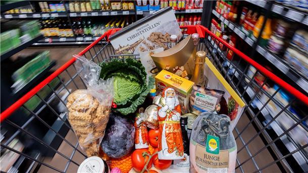 Lebensmitteleinkauf fürs Fest: Jeder Zweite will sparen Viele Kunden wollen beim Weihnachtseinkauf in diesem Jahr auf günstigere Preise achten.