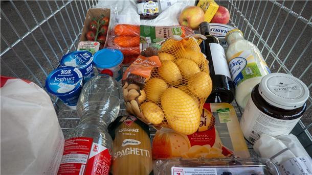 Viele Lebensmittel sind in letzter Zeit teurer geworden. Mehr als die Hälfte der Menschen in Deutschland kauft deswegen anders ein, zeigt eine Umfrage.
