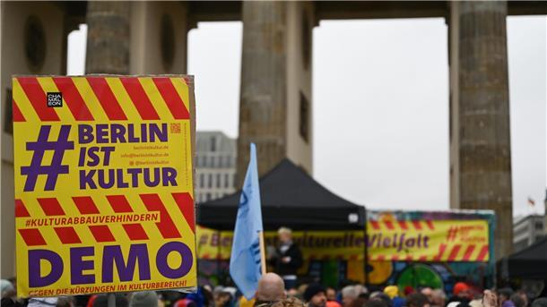 Viele Menschen gingen im November mit Plakaten mit der Aufschrift „#Berlin ist Kultur“ auf die Straße. (Archivbild)
