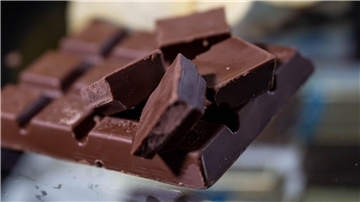 Viele Menschen in Deutschland naschen gern Schokolade - nicht nur abends auf der Couch. (Archivbild)