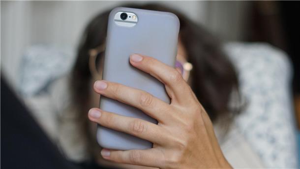 Menschen, die auf Handys starren: Werden wir alle Japaner? Viele Menschen können ihr Handy nicht mehr aus der Hand legen.