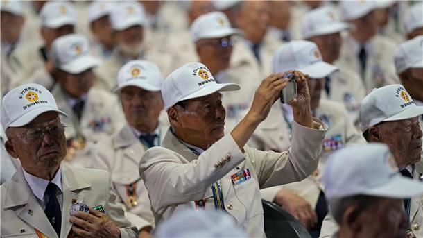 Viele Menschen nahmen an der Zeremonie zum 73. Jahrestag des Ausbruchs des Koreakriegs teil.