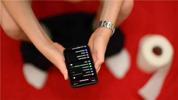 Viele Menschen schauen auf dem Klo aufs Handy und vergessen dabei die Zeit.