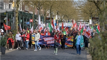 Viele Menschen sind auf die Straße gegangen: Die Mai-Kundgebung der Gewerkschaften und Arbeitnehmerverbände in Bremerhaven. 