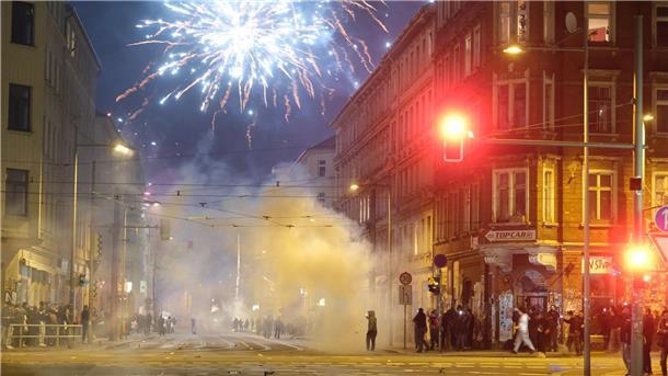 Streit über großes Abfeuern: Mehrheit sieht Böller negativ Viele Menschen sind laut einer Umfrage keine Fans vom großen Böllern und Raketenzünden an Silvester.