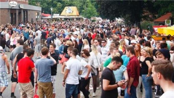 Der Countdown läuft: Bald ist wieder Frühtanz-Ausnahmezustand in Steinau Viele Menschen und Partystimmung - das passt zum Frühtanz in Steinau.