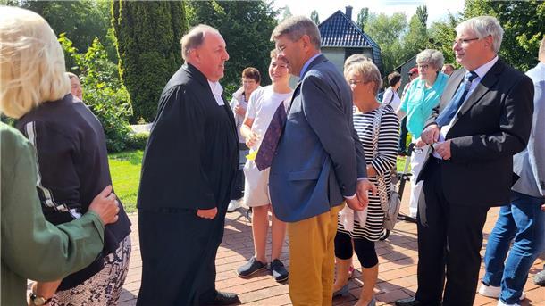 Gruppen von Menschen mit einem Pastor
