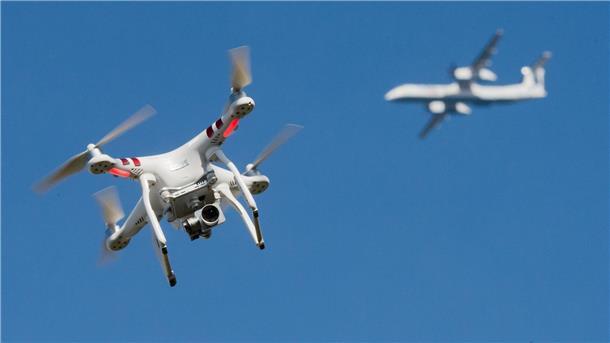 Große Mehrheit laut Umfrage für Abschuss illegaler Drohnen Viele Menschen vermuten Russland hinter den Drohnensichtungen. (Symbolbild)