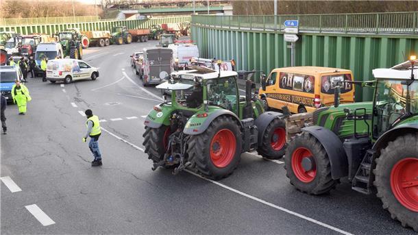 Bauernprotest: Landwirte blockieren Hafen von Bremerhaven - Logistiker sauer Viele Pendler traf die Spontan-Blockade unerwartet.