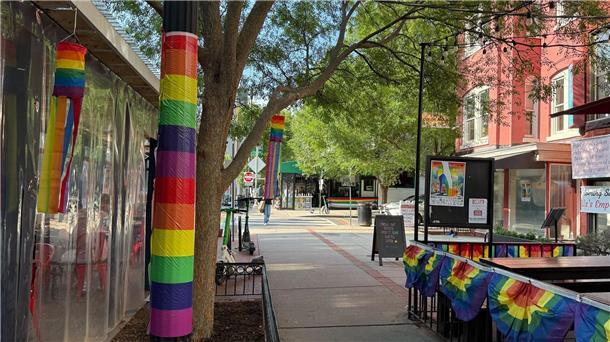 Angst, Widerstand - Wie Transpersonen unter Trump leben Viele Restaurants, Bars, Geschäfte und Vorgärten sind während der Worldpride mit Regenbogenflaggen dekoriert.