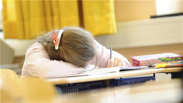 Viele Schülerinnen und Schüler kennen das Gefühl, erschöpft zu sein, wie eine neue Umfrage zeigt.