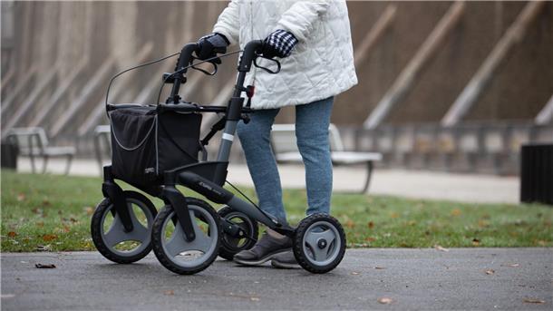 Viele Senioren benötigen Gehhilfen, um im Alltag etwas mobil zu bleiben.