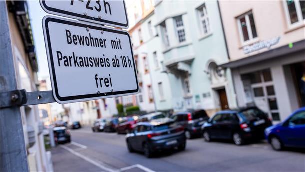 In Bremen wird der Parkplatz vor der Haustür jetzt teuer Hinweisschild am Straßenrand auf das Anwohnerparken