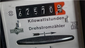 Viele Stromkunden in der Grundversorgung müssen ab Januar weniger bezahlen. Grund sind vor allem gesunkene Beschaffungskosten. (Symbolbild)