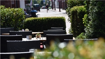 Viele Tische in den Restaurants bleiben leer. Aber nicht, weil niemand kommt, sondern weil es die Corona-Vorschriften es so wollen. 