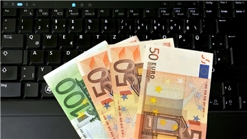 Viele Vergleichsportale werben damit, den günstigsten Tarif für Versicherungen oder Kredit zu finden. Doch es ist Vorsicht geboten.