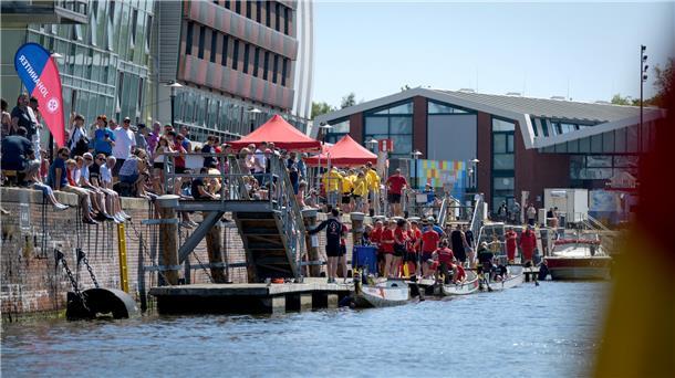 Viele Zuschauer kamen zum 21. Drachenbootcup ins Schaufenster Fischereihafen. Ma...