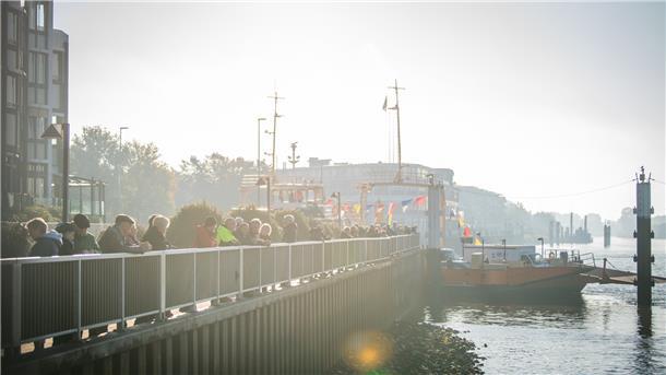 Die schönsten Bilder von der herrlichen Schiffs-Parade Viele Zuschauer schon in Vegesack.