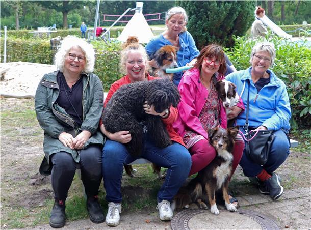Eine Gruppe Frauen mit ihren Hunden
