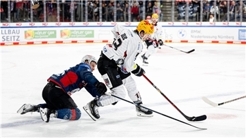 Viele Zweikämpfe prägten das Spiel. Hier stört Daniel Schmölz (links) im letzten Moment Pinguins-Stürmer Ziga Jeglic.