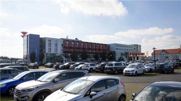 Schneller Fischkauf adé? Parkgebühren im Fischereihafen kommen 2026 Symbolbild Parkgebühren Fischereihafen: Ein kostenpflichtiger Parkplatz an den Stadthäusern Bremerhaven.
