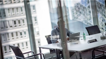Vieles noch unklar: Personalchefs in Deutschland haben Bedenken bei der Nutzung von künstlicher Intelligenz am Arbeitsplatz.