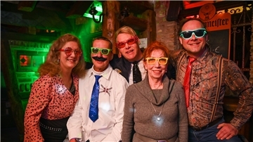 Vielleicht der letzte Ausgeh-Abend für längere Zeit. Das vermuten zumindest Claudia, Uwe, Emmo, Gitta und Bernd.