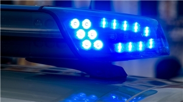 Ein Blaulicht der Polizei leuchtet auf.  Die Cuxhavener Polizei stellt Drogen- und Alkoholkonsum bei vier Fahrern im Cuxland fest