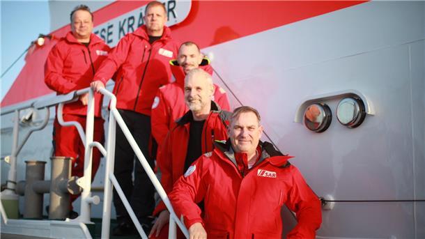 Einsatz auf stürmischer Nordsee: Seenotretter Cuxhaven mischen bei TV-Doku mit Vier hauptamtliche und ein freiwilliger Seenotretter der DGzRS-Station Cuxhaven (von links): Ralf Sarközy, Kai Schöps, Keno Pelz, Jens Gralfs und der 1. Vormann Holger Wolpers.