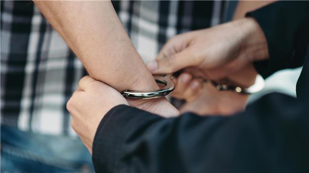 Brutaler Überfall in Hagen: Prozess gegen vier Verdächtige im Mai Einem Mann werden Handschellen angelegt.