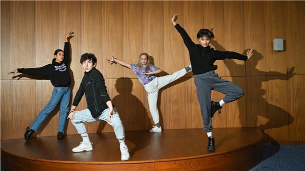 Vier Praktikanten der Zürcher Hochschule der Künste – von links Maya Peyer, Gian Luca Lazzarini, Eefje van den Bergen und Naina Zannantzoa – verstärken in dieser Saison das Ballett des Stadttheaters Bremerhaven.