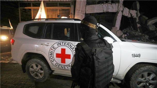 Hamas übergibt weitere Geisel-Leichen - Israel macht Druck Vier weitere übergebene Leichen wurden zur Identifizierung in ein forensisches Institut in Tel Aviv gebracht.