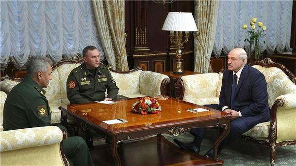 Belarus droht Westen bei Militärmanöver Viktor Chrenin (M.) im Gespräch mit Russlands Verteidigungsminister Sergej Schoigu (l.) und seinem Staatschef Alexander Lukaschenko (Archivbild).