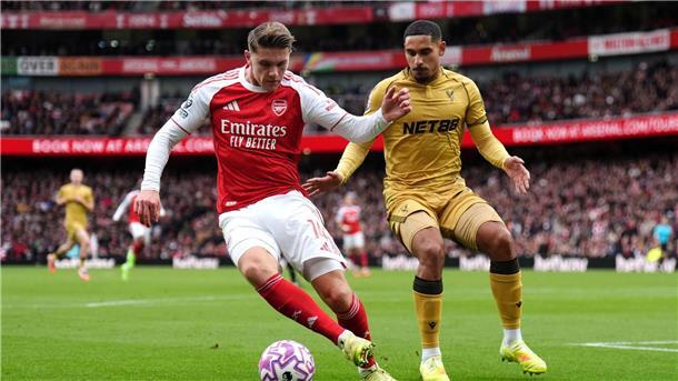 Arsenal baut Führung aus - Man City patzt bei Aston Villa Viktor Gyokeres (l) von Arsenal und Maxence Lacroix von Crystal Palace im umkämpften Derby.