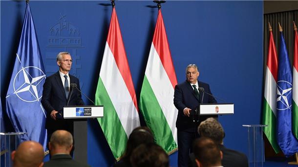 Ungarn billigt Nato-Ukraine-Plan Viktor Orban (r.) und Jens Stoltenberg während einer gemeinsamen Pressekonferenz in Budapest.