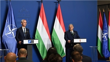 Viktor Orban (r.) und Jens Stoltenberg während einer gemeinsamen Pressekonferenz in Budapest.