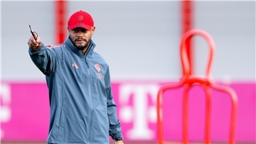 Vincent Kompany muss auch beim Abschlusstraining des FC Bayern auf Serge Gnabry verzichten.